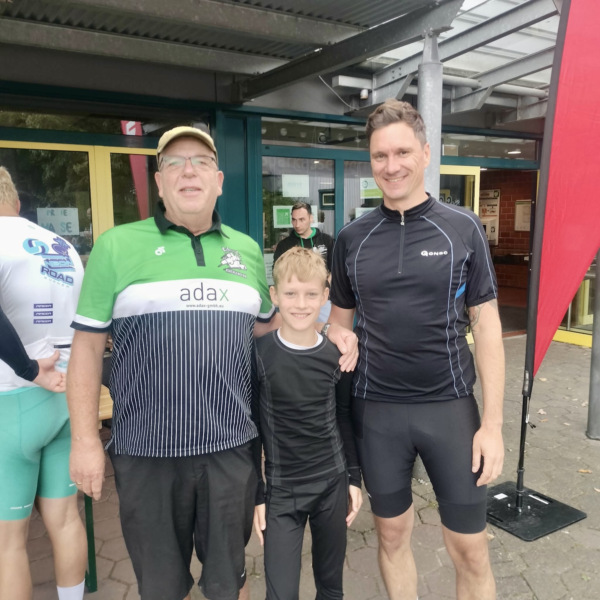 Der elfjährige Henry mit Begleitpersonen bei der RTF 2026
