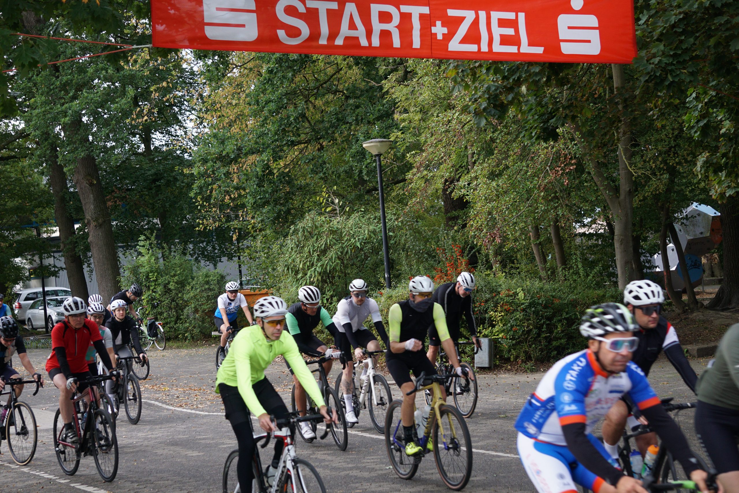 Teilnehmende beim Start der RTF Zur schönen Aussicht 2026