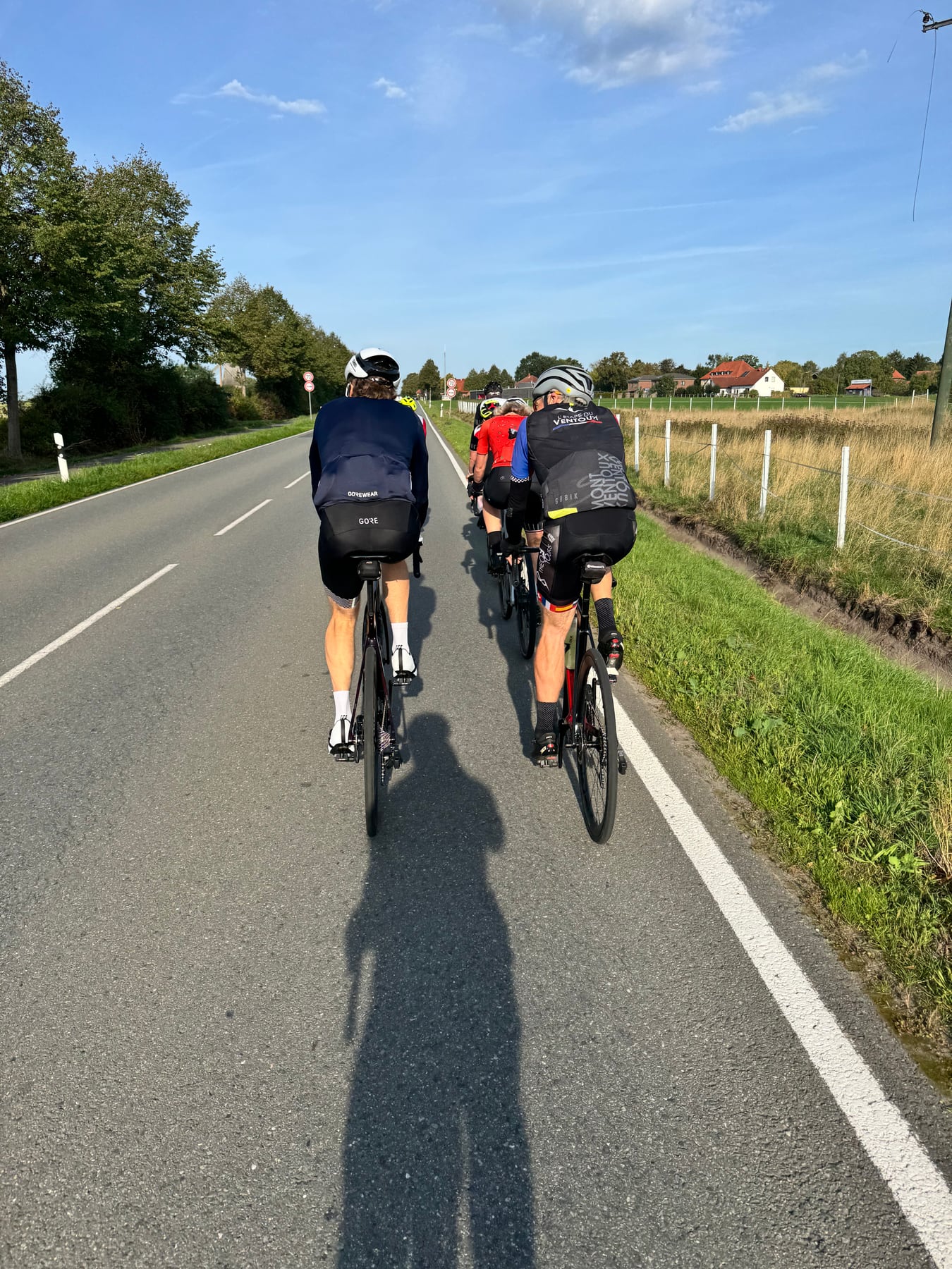 Radsportgruppe bei einer Sternfahrt auf dem Weg zur Veranstaltung